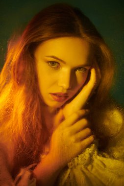 Fantezi. Klasik beyaz elbiseli güzel bir kızın sanat portresi. Kameraya bakıyor.. 