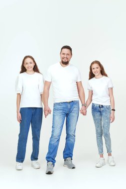 Sevdiği iki kızı olan mutlu, gülümseyen bir baba. Mutlu aile kavramı. Beyaz arkaplanda stüdyo portresi.