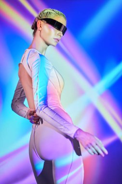 Sanal gerçeklik oyunları. Lazer neon ışınlar arasında duran fütüristik gözlüklü ve tulumlu mükemmel siber kız. Siber uzay. Geleceğin dijital teknolojileri.. 