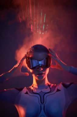 Fütürist gözlüklü güzel bir siber kızın portresi ateşin yansımalarının arka planında duruyor, kızgın ışınlar. Ozmik tarzda. Siber uzay.