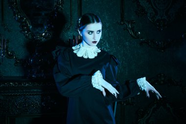 Mistik gotik roman. Kasvetli bir kalede ay ışığında dans eden, katı siyah elbiseli, beyaz yakalı çekici bir esmer kızın portresi. Addams Aile Stili.