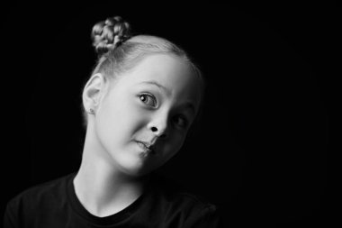 Düşünceli ve şüpheyle bakan güzel bir kızın siyah beyaz portresi. Psikolojik resim. Çocuklar, duygular. Boşluğu kopyala.