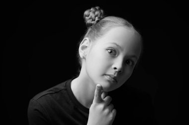 Sakince ve düşünceli bir şekilde kameraya bakan güzel bir kızın siyah beyaz portresi. Psikolojik resim. Çocuklar, duygular.