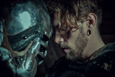 Şövalyelerin hikâyeleri. Bir kalede duran zırhlı yakışıklı bir ortaçağ şövalyesinin portresi. Tarihi yeniden yapılandırma. Fantezi.