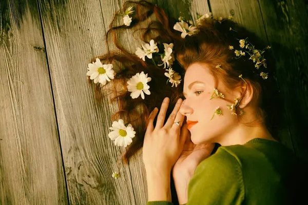 Bahar ve yaz havası. Dalgalı saçlı, tahta bir zeminde uzanmış, saçlarında beyaz çiçeklerle güzel bir kız. Doğal kozmetikler. Kadın güzelliği ve moda. Boşluğu kopyala. 