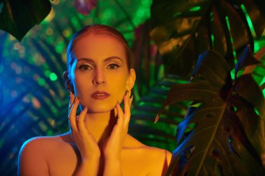 Güzellik, Spa. Tropik tatil. Tropikal bitkilerin arasında güzel bir genç kadının yakın plan portresi. Doğal organik kozmetik. Sağlık hizmetleri. 