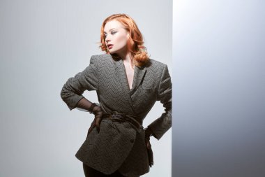 Kadınların özgüveni ve bağımsızlığı. Ceket ve şifon eldivenli kızıl saçlı çekici bir kadın. Zarif saç stili ve oklu makyaj. Şık lüks bir tarz ve moda. Boşluğu kopyala.