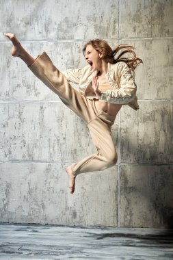 Çağdaş danslar. Modern stil dansçı kız grunge stüdyosunun arka planına atlıyor..  