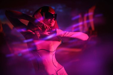 Fütürist bir kız, parlak kırmızı makyajlı ve şık kızıl saçlı, beyaz teknoloji kıyafetleriyle sanal gerçeklikte poz veriyor. Gelecekteki siber dünyanın konsepti. VR oyunları.