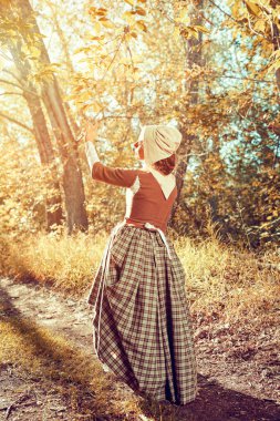 18. yüzyıl kostümlü güzel bir İskoç kızı yaz ormanlarında duruyor. 18. yüzyılın peri masalı kızı. İskoç kız. 