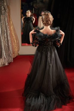 Kırmızı Halı 'daki küçük hanım. Çocuklar yüksek moda. Şık, siyah bir gece elbisesiyle kırmızı halıda akşam elbisesi içinde poz veren güzel bir manken. Lüks stil.