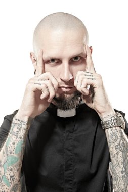 Antisosyal davranış, protesto ifadesi. Gayri resmi görünümlü, siyah bir papaz gömleği giymiş, kafası tıraşlı vahşi bir adam. Beyaz stüdyo geçmişi.
