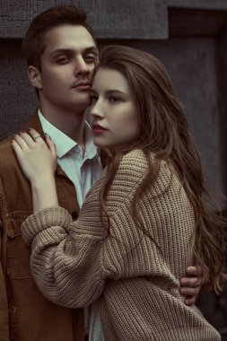 Gençler ve ilişkiler. Birbirlerine aşık genç ve mutlu bir çift şehrin sokaklarında dikilirken birbirlerine sarılıyorlar. Bulutlu bir günde yürümek. Aşk hikayesi..