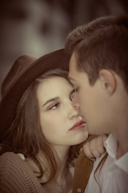 İki kişilik bir aşk hikayesi. Romantik, güzel, aşık genç insanlar birbirlerine nazikçe sarılıyorlar, şehrin caddesinde duruyorlar. Gençler ve ilişkiler.