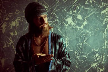 Hippi rastaman görünümlü bir adam hafifçe gülümsüyor. Kopyalama alanı ile Grunge arkaplanı.