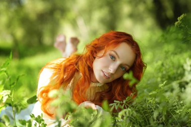 Romanın kadın kahramanı. Beyaz bir gecelik giymiş, parlak kırmızı dalgalı saçlı güzel bir kız çayırdaki çimlere uzanıyor ve tatlı tatlı gülümsüyor. Romantizm çağı, 18-19 yüzyıl..