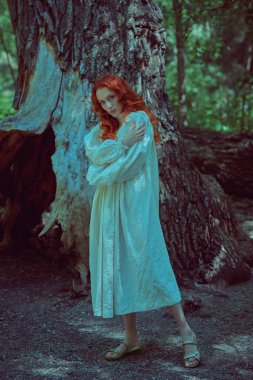 Romanın kadın kahramanı. Uzun beyaz gömlekli, başında taç olan kızıl saçlı güzel bir prenses ormanda duruyor. 18. ve 19. yüzyılların romantizmi. Fantezi.