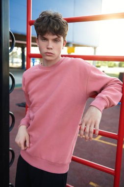 Spor ve açık hava aktiviteleri. Yakışıklı bir genç adam bir alışveriş merkezinin yakınındaki bir sokak sporları alanında egzersiz yapıyor. Kentsel yaşam tarzı. 