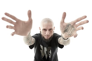 Antisosyal davranış, protesto ifadesi. Siyah bir papaz gömleği giymiş, kafası tıraşlı vahşi bir adam. Beyaz stüdyo geçmişi.