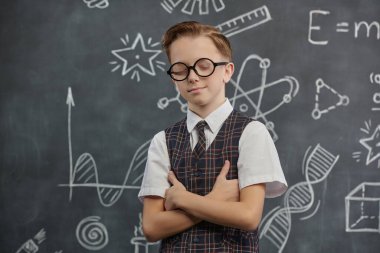 Okul üniformalı ve gözlüklü zeki çocuk gözlerini kapadı ve zevkli bir şey düşündü. Bilimsel çizimleri olan siyah bir kara tahta. Eğitim. Genç bilim adamları.