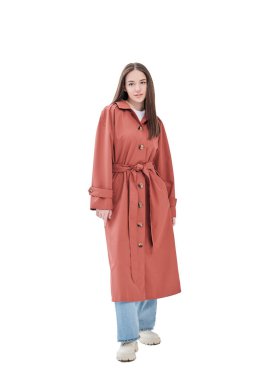 Şık bir trençkot ve beyaz bir arka planda geniş bir kot giyen güzel esmer bir kızın tam boy portresi. Moda, yarı sezon kıyafetleri ve aksesuarlar.. 