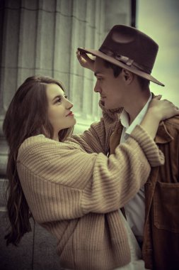 Romantik, güzel, aşık genç insanlar birbirlerine nazikçe sarılıyorlar, şehrin caddesinde duruyorlar. Gençler ve ilişkiler. Aşk hikayesi..