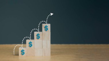 İş büyümesi başarı süreci konsepti için merdiven kariyer yolu. Tahta blokları, yukarı ok ve dolar işareti ile merdiven olarak düzenleyin..