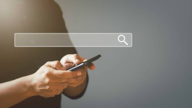 Arama motoru pazarlama konsepti. Adam akıllı telefonu ne ile ilgilendiğini bulmak için kullanıyor..