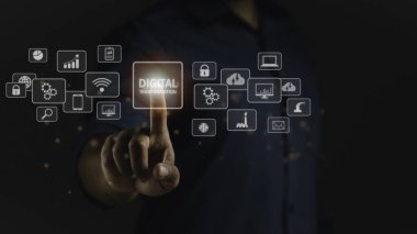 Dijital dönüşüm teknolojisi konsepti. Koyu arkaplanda aydınlatılmış turuncu ile sanal dijital arayüze dokunan insan parmağı.