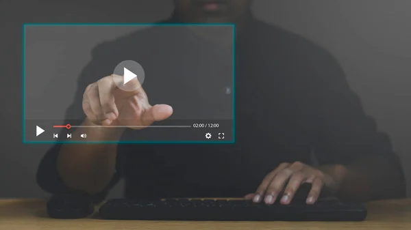 Man Using Mouse Keyboard Streaming Online Virtual Screen Oglądanie Wideo — Zdjęcie stockowe