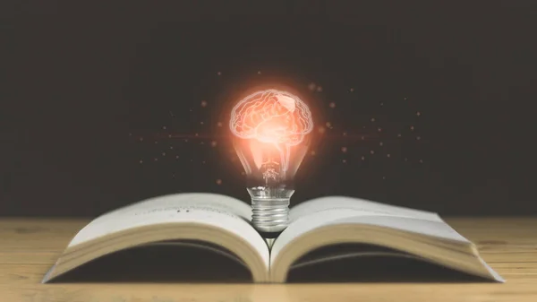 Λαμπτήρας Εγκέφαλο Μέσα Στο Ανοιχτό Βιβλίο Ξύλινο Τραπέζι Έννοια Της — Φωτογραφία Αρχείου