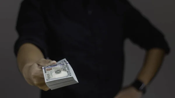 Man Zwart Shirt Geeft Dollars Bankbiljet Begrip Financieel — Stockfoto