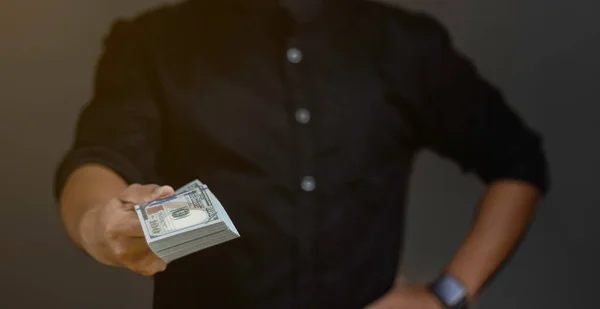 Człowiek Czarnej Koszuli Dający Banknoty Pojęcie Pojęcia Finansowego — Zdjęcie stockowe