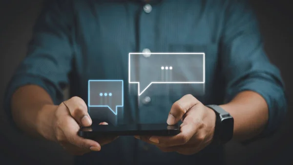 Man Använder Smartphone Och Chatta Konversation Chatt Rutan Dyker Upp — Stockfoto