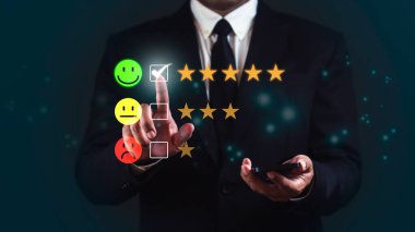 İşadamı akıllı telefon kullanıyor ve en çok tatmin olanı seçiyor. Müşteri değerlendirmesi memnuniyet anket kavramı.