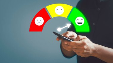 İş adamı, müşteri memnuniyeti değerlendirmesi için akıllı telefon ve değerlendirme değerlendirmesi kullanıyor.