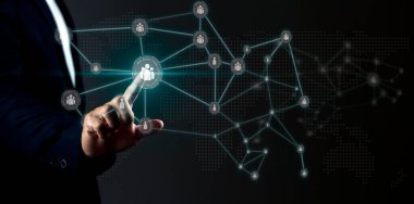 İş adamı küresel yapı ağlarına dokunuyor ve karanlık arka planla müşteri bağlantısını değiştiriyor.