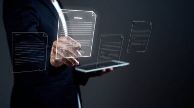 İşadamı dijital tablet tutuyor ve e belgesinde karanlık arkaplana karşı sanal ekranda stil kalem imzası kullanıyor.