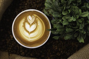 Kahve arkaplanındaki sıcak lattenin en üst görüntüsü..