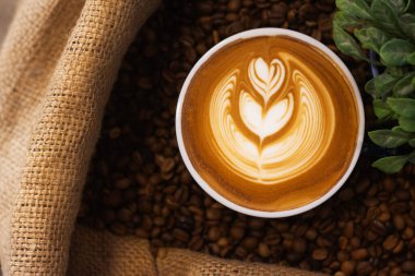 Kahve arkaplanındaki sıcak lattenin en üst görüntüsü..