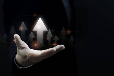 Elde ok, elde iş adamı, borsa pazarlama analiz tablosu. Bilgi istatistikleri kâr grafiği çiziyor. Büyüme, yatırım ve pazarlama kavramı.