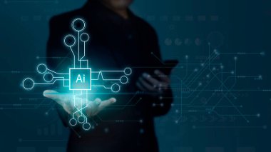 Bir işadamı cep telefonu kullanıyor ve avucunda sanal ekran yapay zeka sistemi gösteriyor..