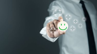 Bir adam üzerinde gülen yüz sembolü olan bir ahşap çember gösterir. Memnuniyeti ifade etme kavramı.