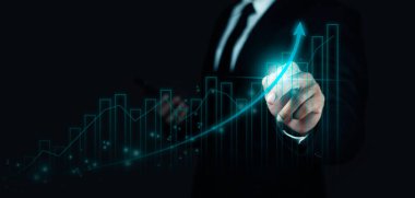 İşadamı ok yazıyor ve şirketin iş büyümesini gösteren grafikler çiziyor..