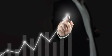 İşadamı ok şirketinin gelecekteki büyüme planı, iş geliştirme ve büyüme kavramına işaret ediyor.