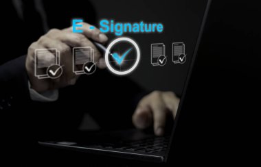 Sanal online belgeye işadamı imzası. Çevrimiçi iş sözleşmesi Elektronik imza, e-imza, dijital yönetim, kağıtsız ofis, iş sözleşmesi konsepti.