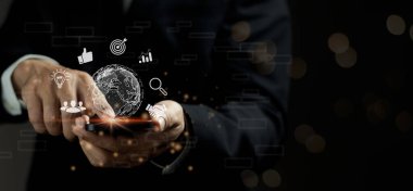 Akıllı telefon kullanan bir iş adamı. İş dünyası küresel internet bağlantısı uygulama teknolojisi ve dijital pazarlama, Finansal ve bankacılık, Dijital bağlantı teknolojisi, büyük veri.