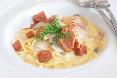 Yakın plan spagetti carbonara. Belirli noktalara odaklan.