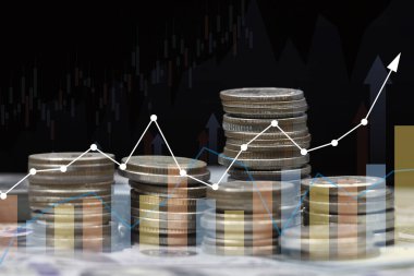 Banknota para yığını ve karanlık arka planda grafikler. Kurumsal iş ekonomisi kavramı ve finansal büyüme nakit gelir kazancı elde etmek için değerli varlık yatırımları .