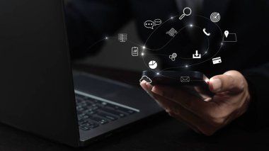 Şeylerin İnterneti ve Dijital Pazarlama Konsepti. VR simge diyagramı ile cep telefonu ile çalışan bir işadamı.